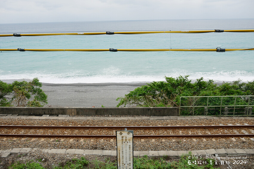 台東縣太麻里鄉【台東景點】多良觀光車站(寵物友善景點)，站在月台上遠眺太平洋無敵海景，來這看看火車及大海，美食區有咖啡、冰品、飲品及香氣逼人的烤物、烤香腸呀!。台東熱門車站