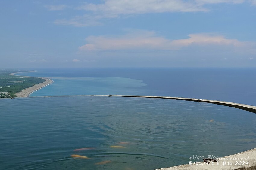 台東縣太麻里鄉【台東景點】華源觀景台-天空之鏡，遠眺太平洋湛藍美麗的海岸將W型華源海灣盡收眼底，蓄水池的倒影與海灣構成美麗的景色，所謂的台東藍完全展現在你眼前。台東打卡景點