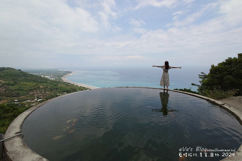 台東縣太麻里鄉【台東景點】華源觀景台-天空之鏡，遠眺太平洋湛藍美麗的海岸將W型華源海灣盡收眼底，蓄水池的倒影與海灣構成美麗的景色，所謂的台東藍完全展現在你眼前。台東打卡景點