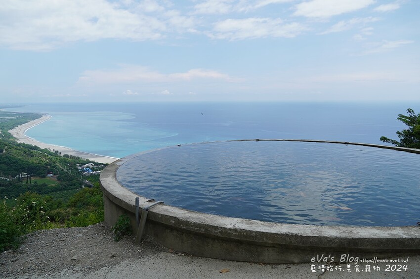 台東縣太麻里鄉【台東景點】華源觀景台-天空之鏡，遠眺太平洋湛藍美麗的海岸將W型華源海灣盡收眼底，蓄水池的倒影與海灣構成美麗的景色，所謂的台東藍完全展現在你眼前。台東打卡景點