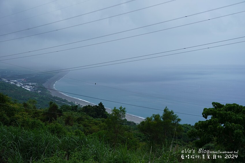 台東縣太麻里鄉【台東景點】華源觀景台-天空之鏡，遠眺太平洋湛藍美麗的海岸將W型華源海灣盡收眼底，蓄水池的倒影與海灣構成美麗的景色，所謂的台東藍完全展現在你眼前。台東打卡景點