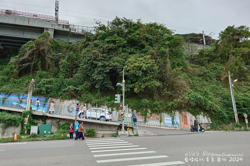 台東縣太麻里鄉【台東景點】多良觀光車站(寵物友善景點)，站在月台上遠眺太平洋無敵海景，來這看看火車及大海，美食區有咖啡、冰品、飲品及香氣逼人的烤物、烤香腸呀!。台東熱門車站