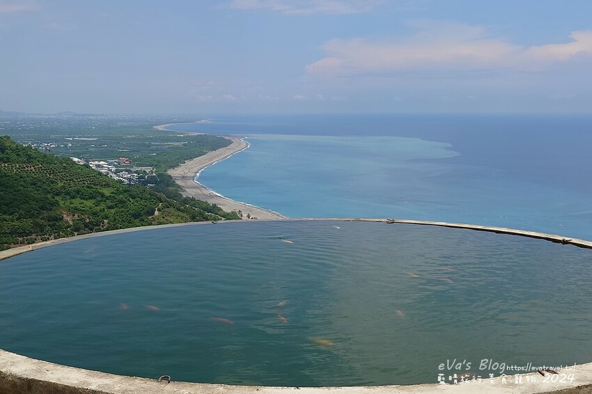 台東縣太麻里鄉【台東景點】華源觀景台-天空之鏡，遠眺太平洋湛藍美麗的海岸將W型華源海灣盡收眼底，蓄水池的倒影與海灣構成美麗的景色，所謂的台東藍完全展現在你眼前。台東打卡景點