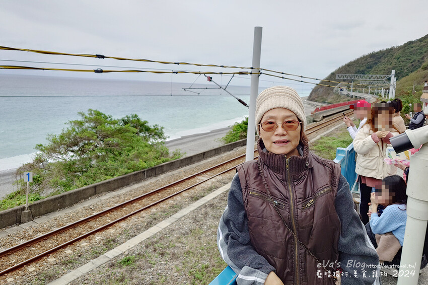 台東縣太麻里鄉【台東景點】多良觀光車站(寵物友善景點)，站在月台上遠眺太平洋無敵海景，來這看看火車及大海，美食區有咖啡、冰品、飲品及香氣逼人的烤物、烤香腸呀!。台東熱門車站