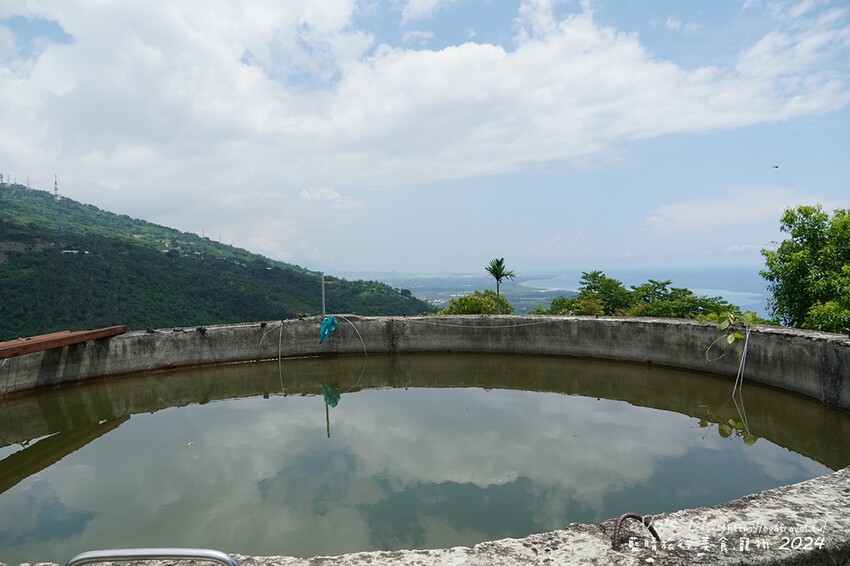 台東縣太麻里鄉【台東景點】華源觀景台-天空之鏡，遠眺太平洋湛藍美麗的海岸將W型華源海灣盡收眼底，蓄水池的倒影與海灣構成美麗的景色，所謂的台東藍完全展現在你眼前。台東打卡景點