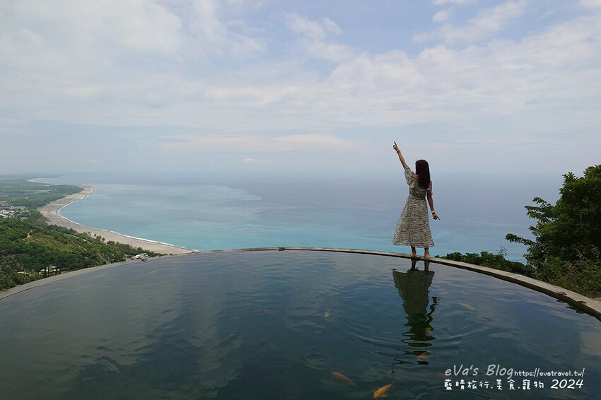 台東縣太麻里鄉【台東景點】華源觀景台-天空之鏡，遠眺太平洋湛藍美麗的海岸將W型華源海灣盡收眼底，蓄水池的倒影與海灣構成美麗的景色，所謂的台東藍完全展現在你眼前。台東打卡景點