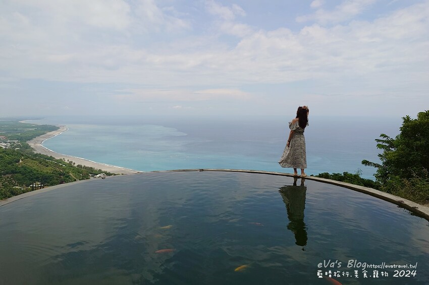 台東縣太麻里鄉【台東景點】華源觀景台-天空之鏡，遠眺太平洋湛藍美麗的海岸將W型華源海灣盡收眼底，蓄水池的倒影與海灣構成美麗的景色，所謂的台東藍完全展現在你眼前。台東打卡景點