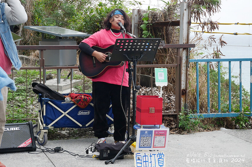 台東縣太麻里鄉【台東景點】多良觀光車站(寵物友善景點)，站在月台上遠眺太平洋無敵海景，來這看看火車及大海，美食區有咖啡、冰品、飲品及香氣逼人的烤物、烤香腸呀!。台東熱門車站