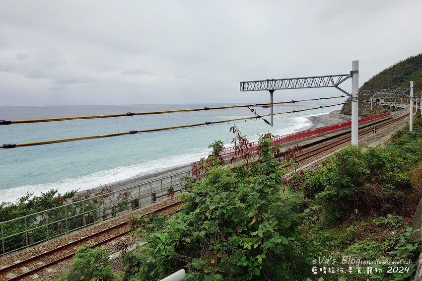 台東縣太麻里鄉【台東景點】多良觀光車站(寵物友善景點)，站在月台上遠眺太平洋無敵海景，來這看看火車及大海，美食區有咖啡、冰品、飲品及香氣逼人的烤物、烤香腸呀!。台東熱門車站