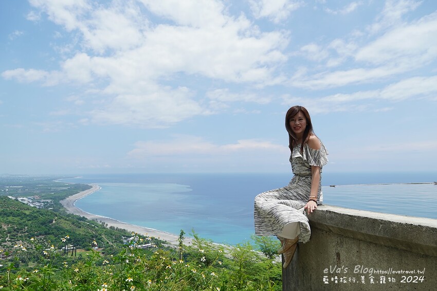 台東縣太麻里鄉【台東景點】華源觀景台-天空之鏡，遠眺太平洋湛藍美麗的海岸將W型華源海灣盡收眼底，蓄水池的倒影與海灣構成美麗的景色，所謂的台東藍完全展現在你眼前。台東打卡景點