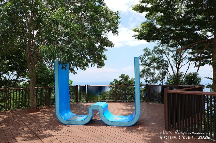 台東縣太麻里鄉【台東景點】華源觀景台-天空之鏡，遠眺太平洋湛藍美麗的海岸將W型華源海灣盡收眼底，蓄水池的倒影與海灣構成美麗的景色，所謂的台東藍完全展現在你眼前。台東打卡景點