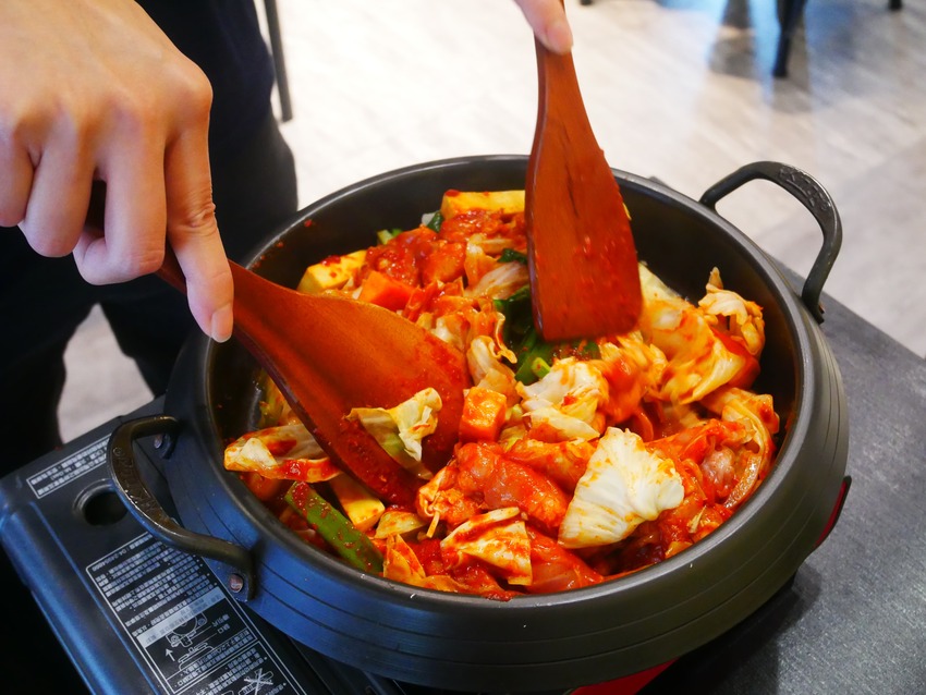 台中市北區金春花春川辣炒雞-近科博館、金典綠園道，必點春川辣炒雞肉鍋、海鮮煎餅o(*^▽^*)┛