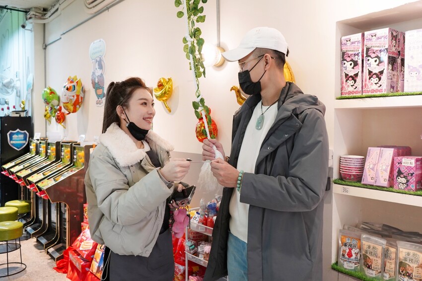 全新彈珠台讓親子一起回味童年！還有獨家「烤雞爭霸」和「小雞飼料」機台，簡單好玩又能把好禮帶回家