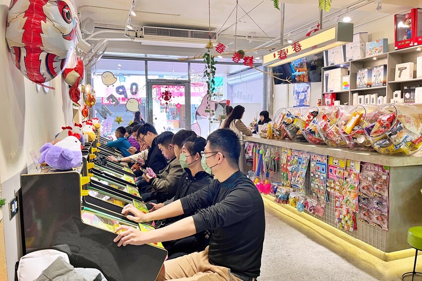 全新彈珠台讓親子一起回味童年！還有獨家「烤雞爭霸」和「小雞飼料」機台，簡單好玩又能把好禮帶回家