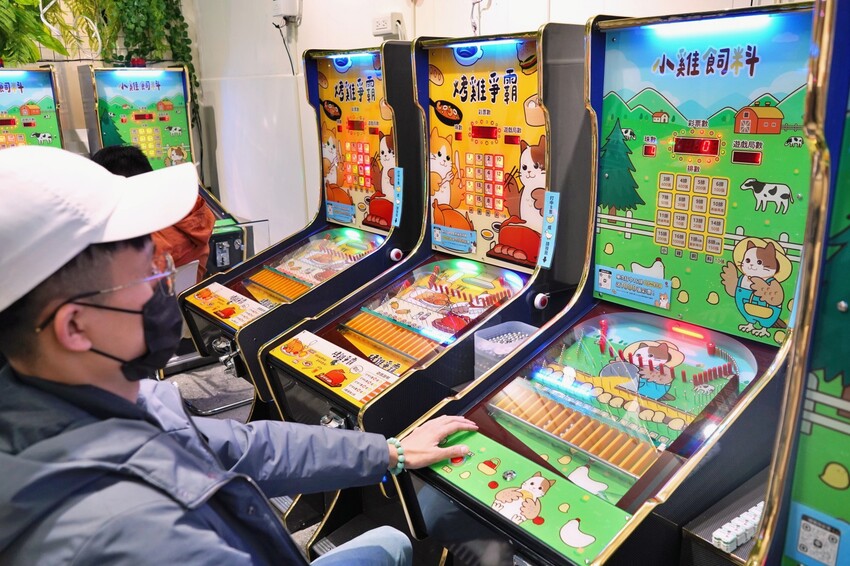 全新彈珠台讓親子一起回味童年！還有獨家「烤雞爭霸」和「小雞飼料」機台，簡單好玩又能把好禮帶回家