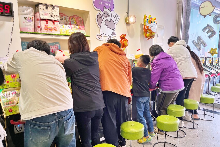 全新彈珠台讓親子一起回味童年！還有獨家「烤雞爭霸」和「小雞飼料」機台，簡單好玩又能把好禮帶回家