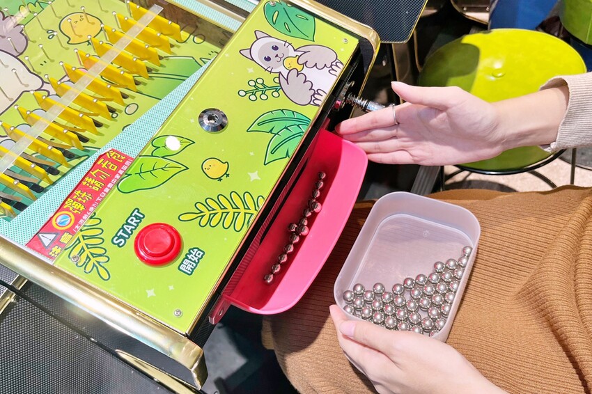 全新彈珠台讓親子一起回味童年！還有獨家「烤雞爭霸」和「小雞飼料」機台，簡單好玩又能把好禮帶回家