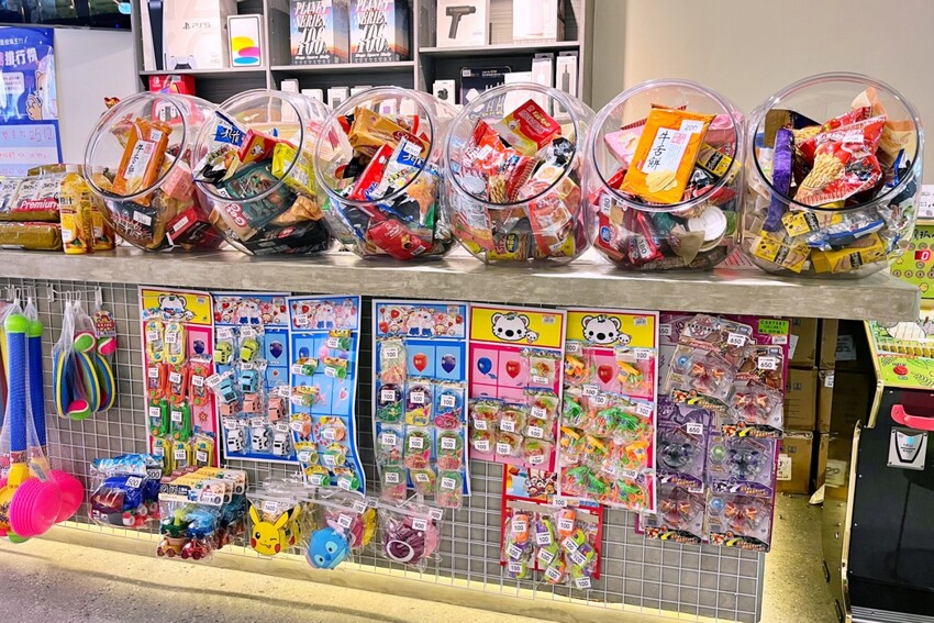 全新彈珠台讓親子一起回味童年！還有獨家「烤雞爭霸」和「小雞飼料」機台，簡單好玩又能把好禮帶回家