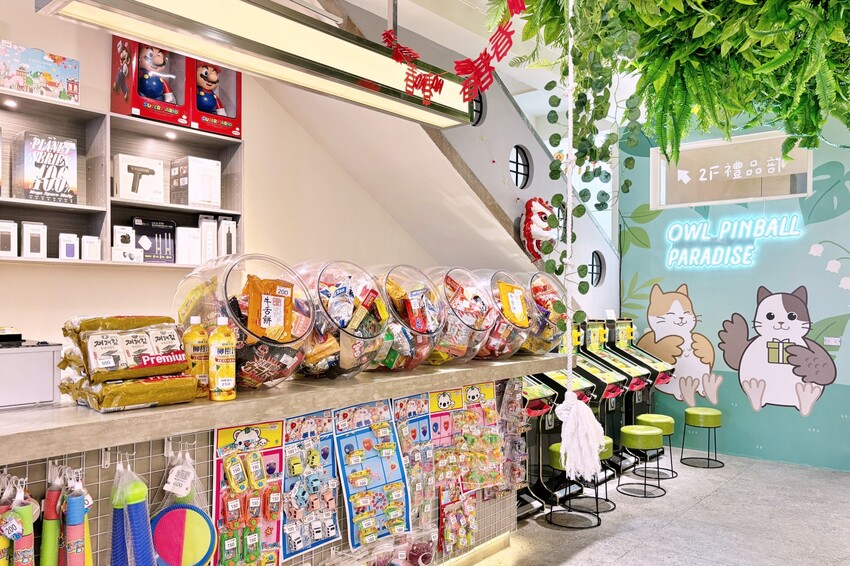 全新彈珠台讓親子一起回味童年！還有獨家「烤雞爭霸」和「小雞飼料」機台，簡單好玩又能把好禮帶回家