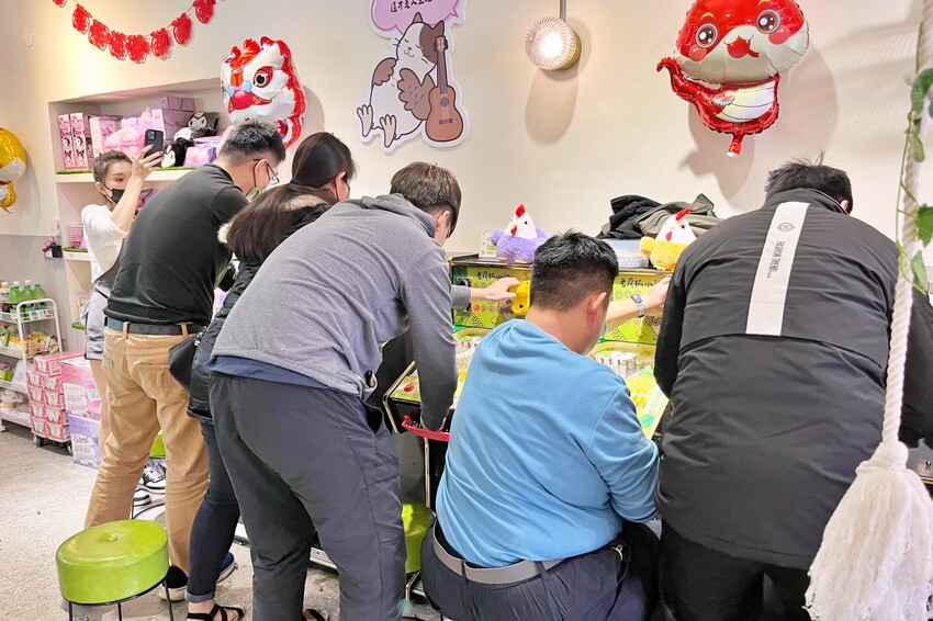 全新彈珠台讓親子一起回味童年！還有獨家「烤雞爭霸」和「小雞飼料」機台，簡單好玩又能把好禮帶回家