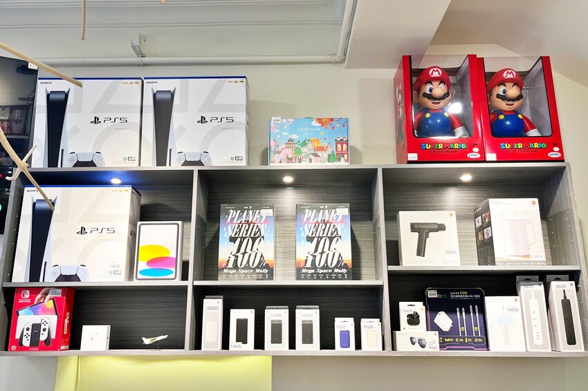 全新彈珠台讓親子一起回味童年！還有獨家「烤雞爭霸」和「小雞飼料」機台，簡單好玩又能把好禮帶回家