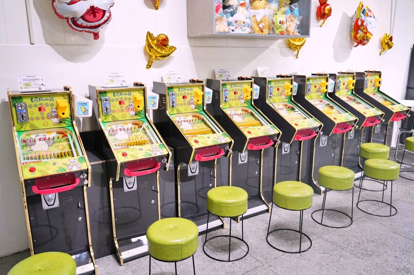 全新彈珠台讓親子一起回味童年！還有獨家「烤雞爭霸」和「小雞飼料」機台，簡單好玩又能把好禮帶回家