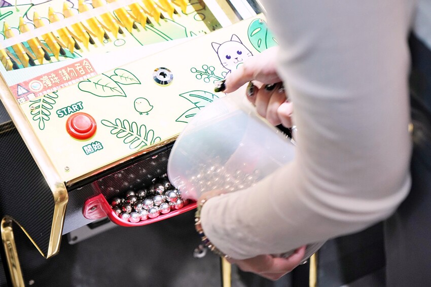 全新彈珠台讓親子一起回味童年！還有獨家「烤雞爭霸」和「小雞飼料」機台，簡單好玩又能把好禮帶回家