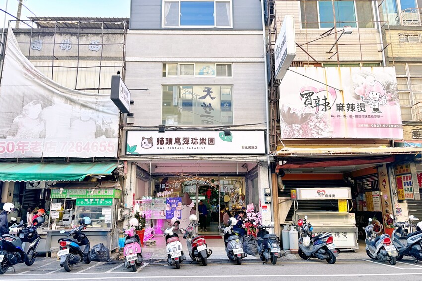 全新彈珠台讓親子一起回味童年！還有獨家「烤雞爭霸」和「小雞飼料」機台，簡單好玩又能把好禮帶回家