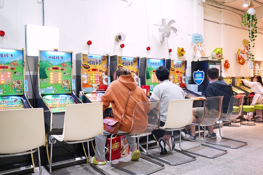 全新彈珠台讓親子一起回味童年！還有獨家「烤雞爭霸」和「小雞飼料」機台，簡單好玩又能把好禮帶回家