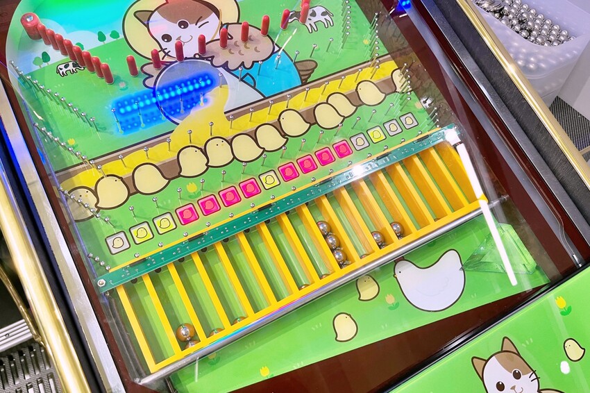 全新彈珠台讓親子一起回味童年！還有獨家「烤雞爭霸」和「小雞飼料」機台，簡單好玩又能把好禮帶回家
