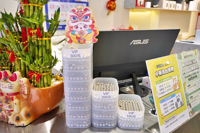 全新彈珠台讓親子一起回味童年！還有獨家「烤雞爭霸」和「小雞飼料」機台，簡單好玩又能把好禮帶回家