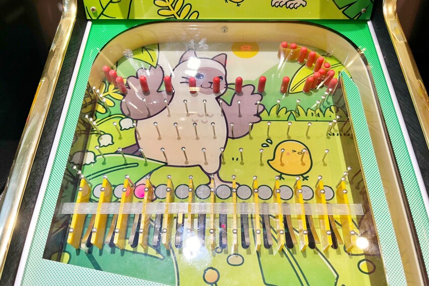全新彈珠台讓親子一起回味童年！還有獨家「烤雞爭霸」和「小雞飼料」機台，簡單好玩又能把好禮帶回家
