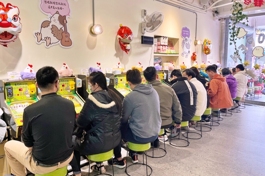 全新彈珠台讓親子一起回味童年！還有獨家「烤雞爭霸」和「小雞飼料」機台，簡單好玩又能把好禮帶回家