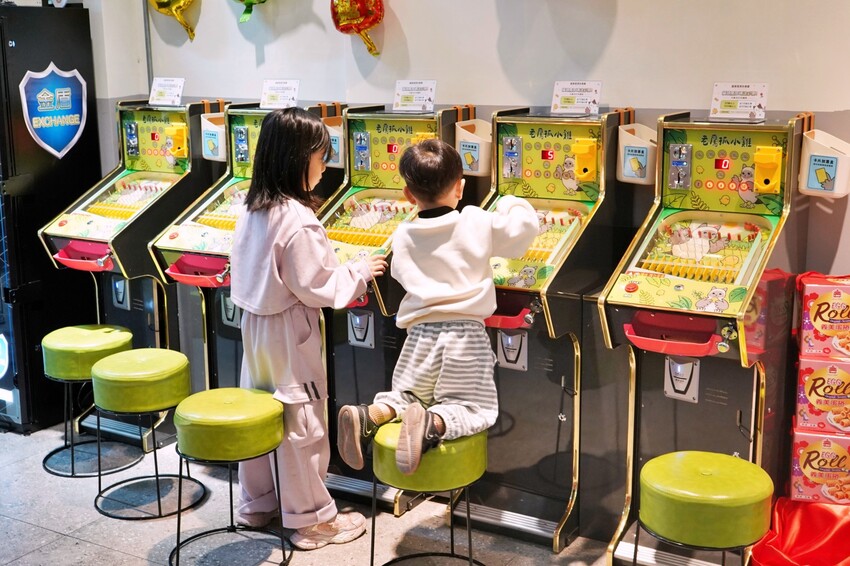 全新彈珠台讓親子一起回味童年！還有獨家「烤雞爭霸」和「小雞飼料」機台，簡單好玩又能把好禮帶回家