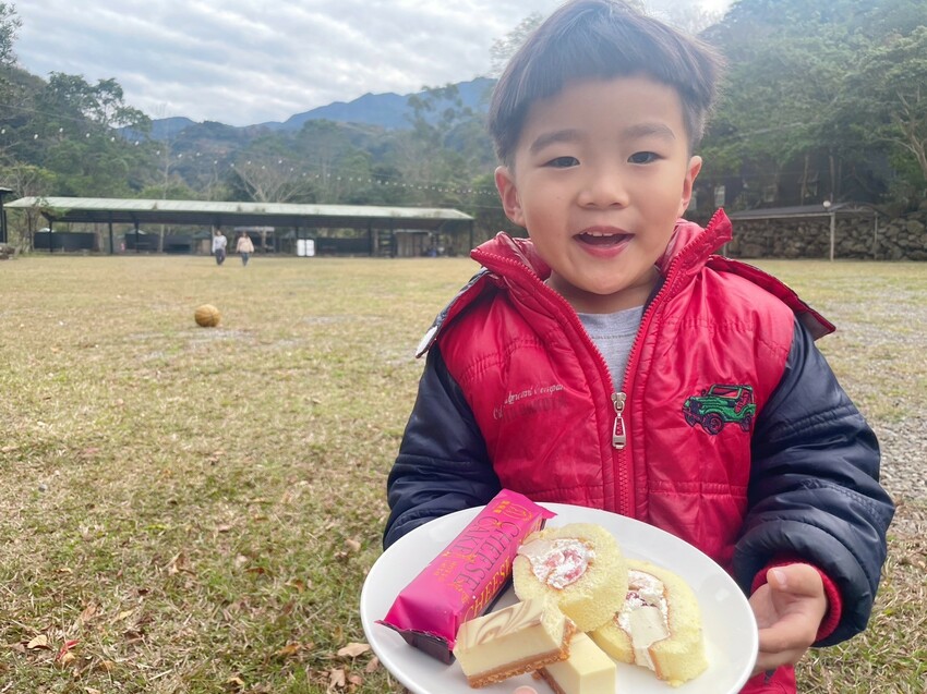 嘉義市東區甜點裡的微光浪漫｜《聖保羅烘焙花園》彌月蛋糕開箱，乳酪與奶凍卷幸福上桌。嘉義彌月蛋糕試吃、媽媽手冊贈品。