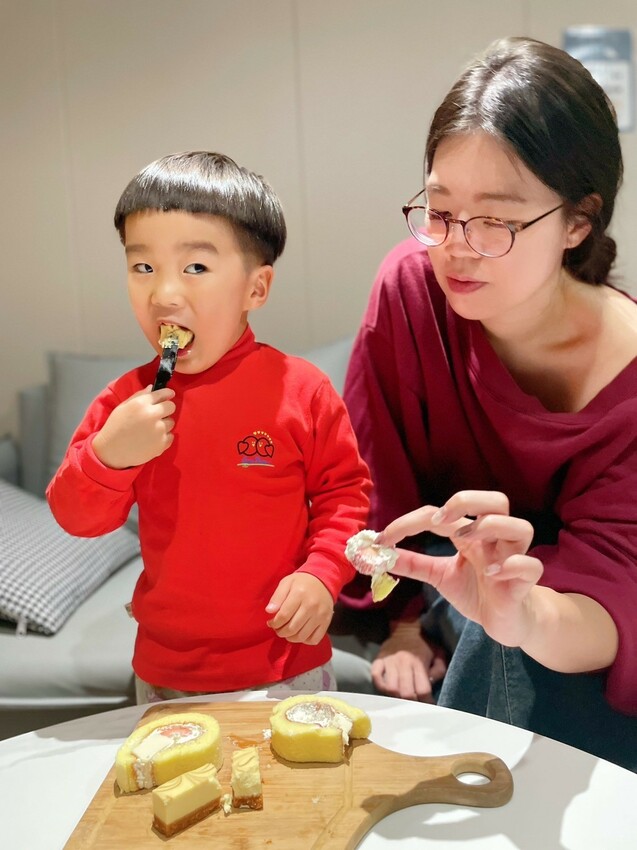 嘉義市東區甜點裡的微光浪漫｜《聖保羅烘焙花園》彌月蛋糕開箱，乳酪與奶凍卷幸福上桌。嘉義彌月蛋糕試吃、媽媽手冊贈品。