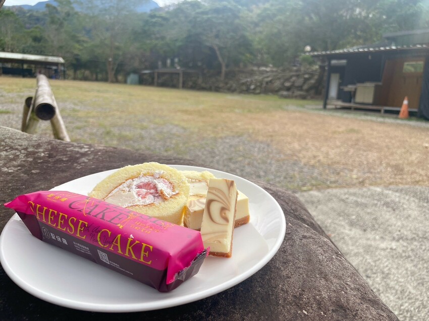嘉義市東區甜點裡的微光浪漫｜《聖保羅烘焙花園》彌月蛋糕開箱，乳酪與奶凍卷幸福上桌。嘉義彌月蛋糕試吃、媽媽手冊贈品。