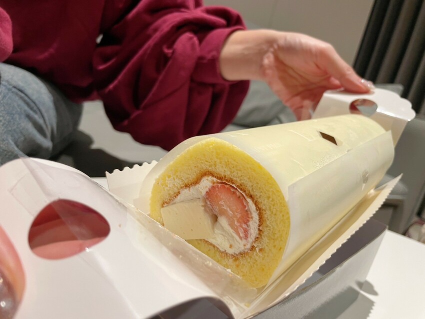 嘉義市東區甜點裡的微光浪漫｜《聖保羅烘焙花園》彌月蛋糕開箱，乳酪與奶凍卷幸福上桌。嘉義彌月蛋糕試吃、媽媽手冊贈品。