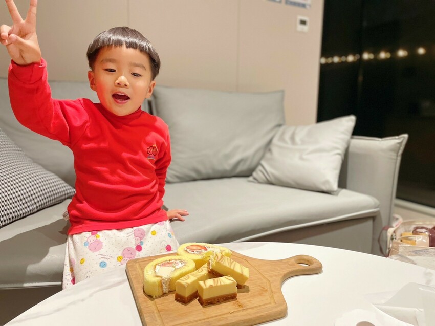 嘉義市東區甜點裡的微光浪漫｜《聖保羅烘焙花園》彌月蛋糕開箱，乳酪與奶凍卷幸福上桌。嘉義彌月蛋糕試吃、媽媽手冊贈品。