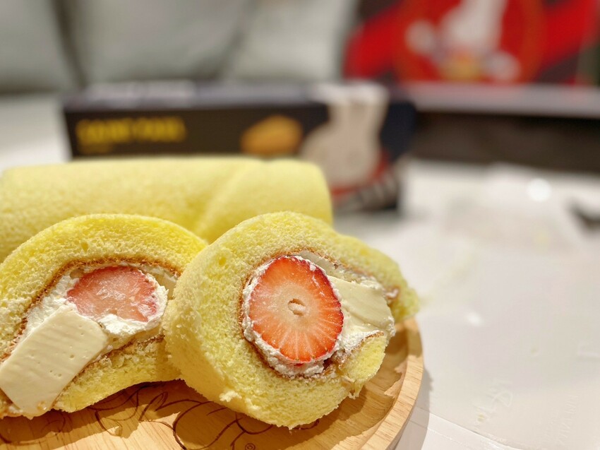 嘉義市東區甜點裡的微光浪漫｜《聖保羅烘焙花園》彌月蛋糕開箱，乳酪與奶凍卷幸福上桌。嘉義彌月蛋糕試吃、媽媽手冊贈品。