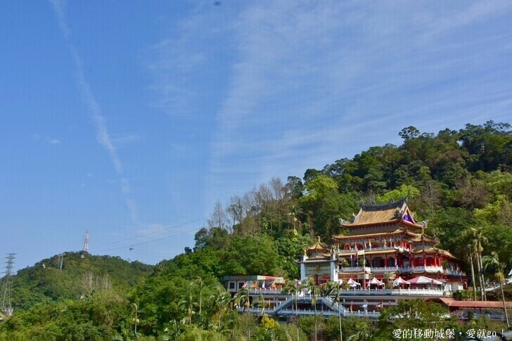 台北市文山區【台北指南宮 大漁櫻盛開】搭乘貓空纜車 俯瞰粉嫩櫻花交織的美景 指南宮站 浪漫櫻花正盛開 祈福蛇年平安好運到 愛就跟我一起 走靜貓空 賞花趣 !