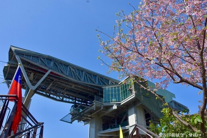 台北市文山區【台北指南宮 大漁櫻盛開】搭乘貓空纜車 俯瞰粉嫩櫻花交織的美景 指南宮站 浪漫櫻花正盛開 祈福蛇年平安好運到 愛就跟我一起 走靜貓空 賞花趣 !