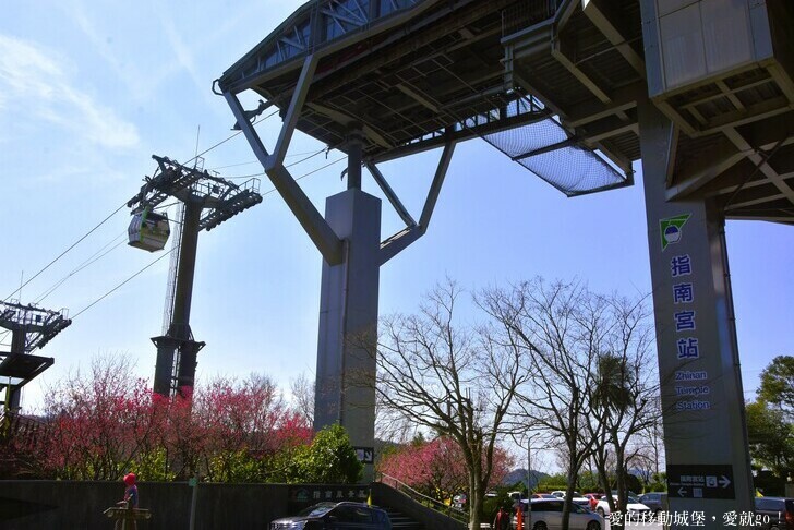 台北市文山區【台北指南宮 大漁櫻盛開】搭乘貓空纜車 俯瞰粉嫩櫻花交織的美景 指南宮站 浪漫櫻花正盛開 祈福蛇年平安好運到 愛就跟我一起 走靜貓空 賞花趣 !