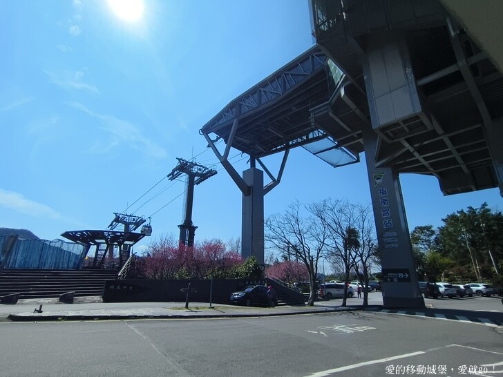 台北市文山區【台北指南宮 大漁櫻盛開】搭乘貓空纜車 俯瞰粉嫩櫻花交織的美景 指南宮站 浪漫櫻花正盛開 祈福蛇年平安好運到 愛就跟我一起 走靜貓空 賞花趣 !