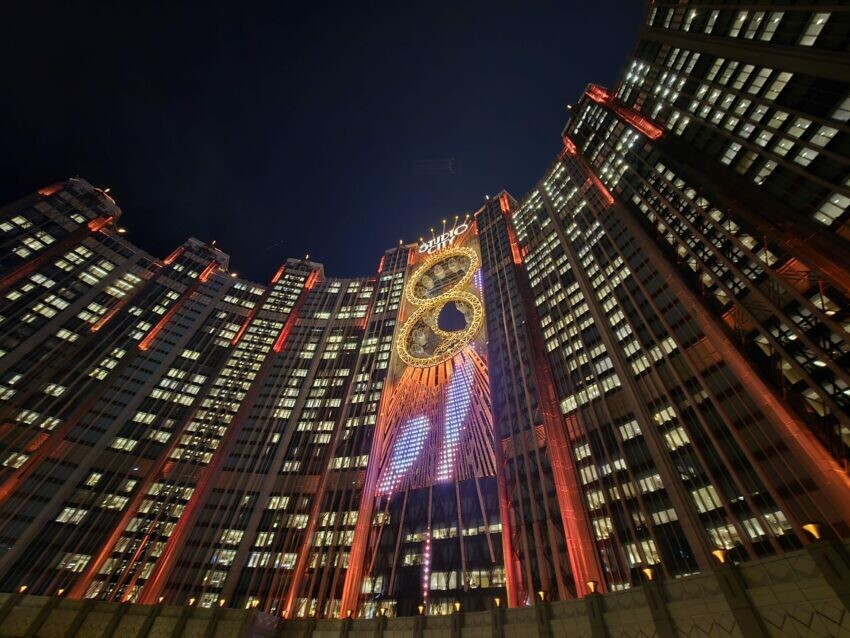 澳門2025【澳門新濠影匯酒店住宿】8字摩天輪、遊樂設施、接駁車、交通方式全攻略！