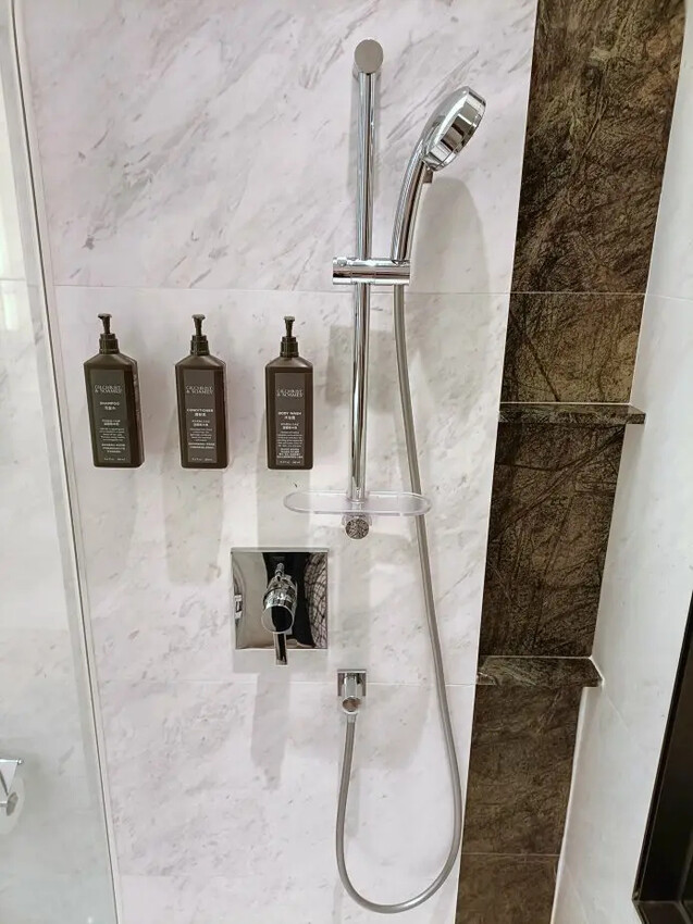 香港2024香港澳門|香港東涌世茂喜來登酒店。浴室水壓強、出水快、地板超止滑!飯店提供到東涌站免費接駁車!