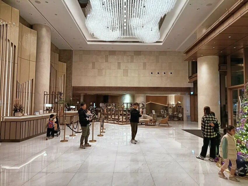 香港2024香港澳門|香港東涌世茂喜來登酒店。浴室水壓強、出水快、地板超止滑!飯店提供到東涌站免費接駁車!