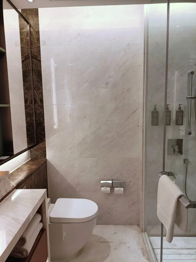 香港2024香港澳門|香港東涌世茂喜來登酒店。浴室水壓強、出水快、地板超止滑!飯店提供到東涌站免費接駁車!