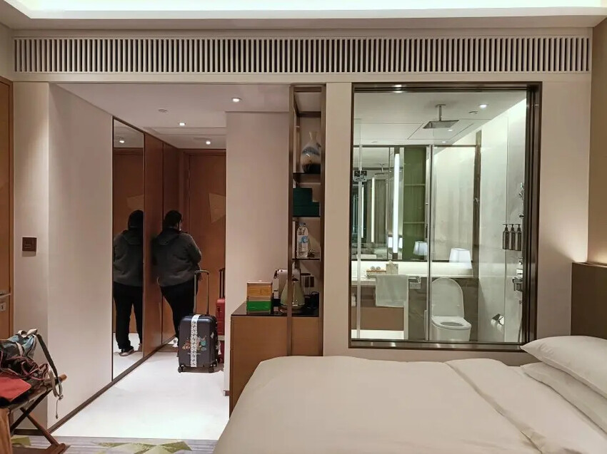 香港2024香港澳門|香港東涌世茂喜來登酒店。浴室水壓強、出水快、地板超止滑!飯店提供到東涌站免費接駁車!