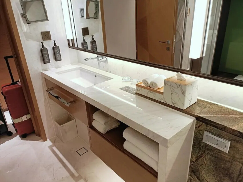 香港2024香港澳門|香港東涌世茂喜來登酒店。浴室水壓強、出水快、地板超止滑!飯店提供到東涌站免費接駁車!